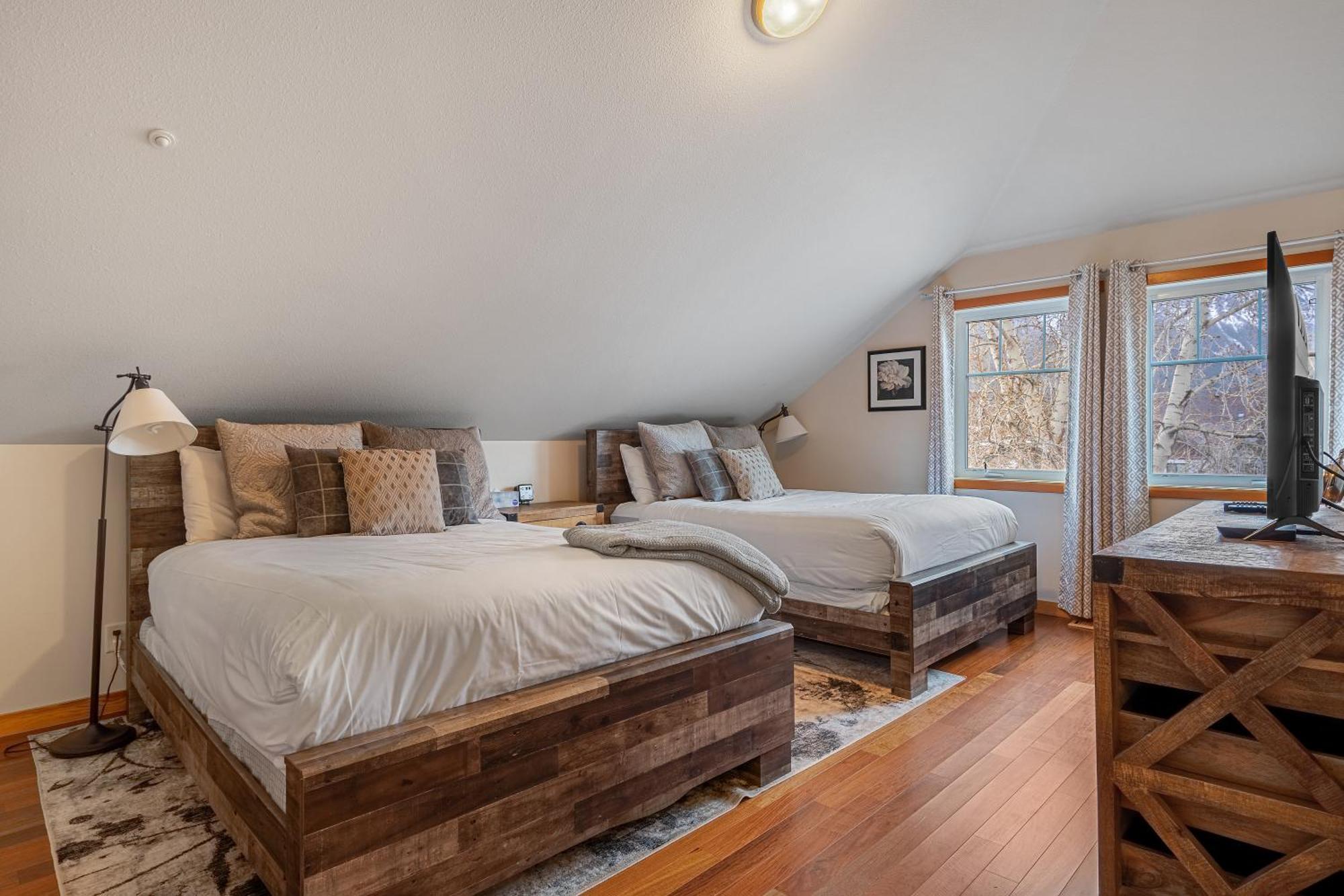 캔모어 Parkland301 Sunlit 2,000 Ft² Penthouse With Mtn View 아파트 외부 사진
