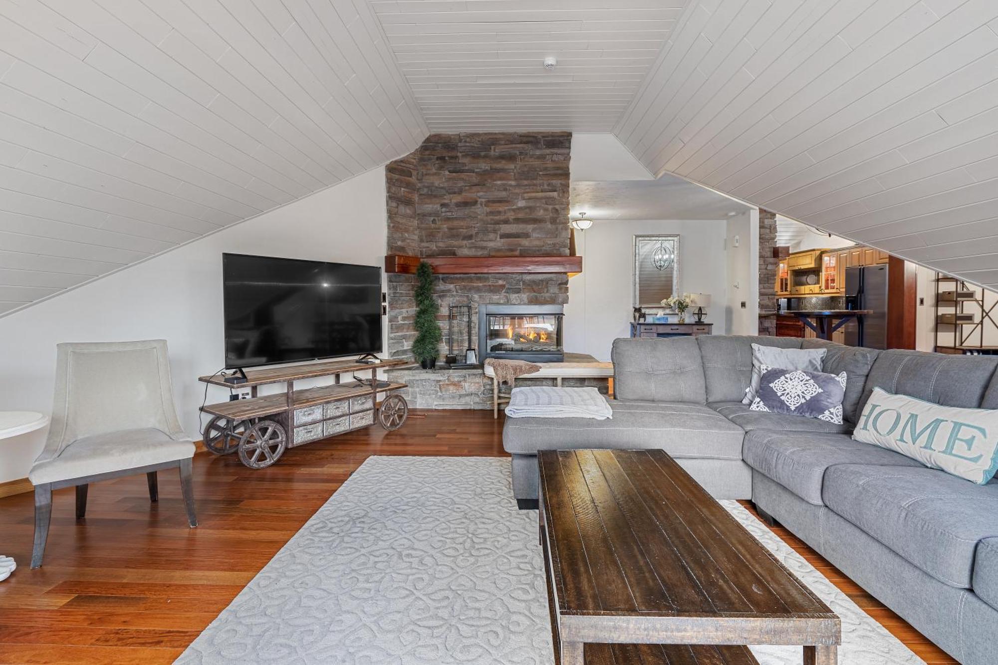 캔모어 Parkland301 Sunlit 2,000 Ft² Penthouse With Mtn View 아파트 외부 사진